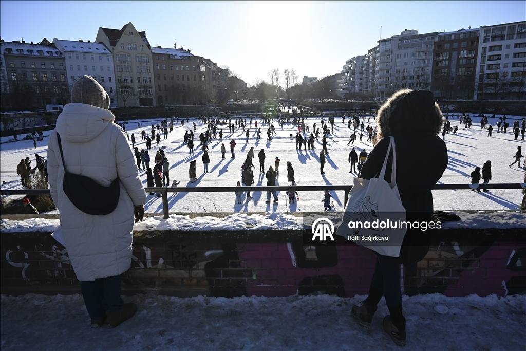 Берлинцы катаются на коньках по бассейну