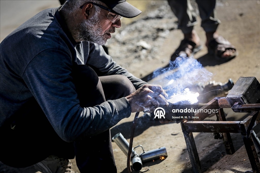 Житель сектора Газа изготавливает печи и плиты из собранного на руинах металла