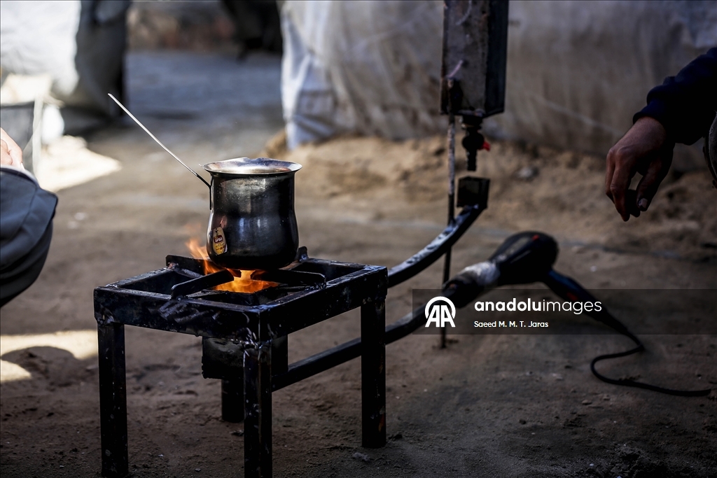 Житель сектора Газа изготавливает печи и плиты из собранного на руинах металла