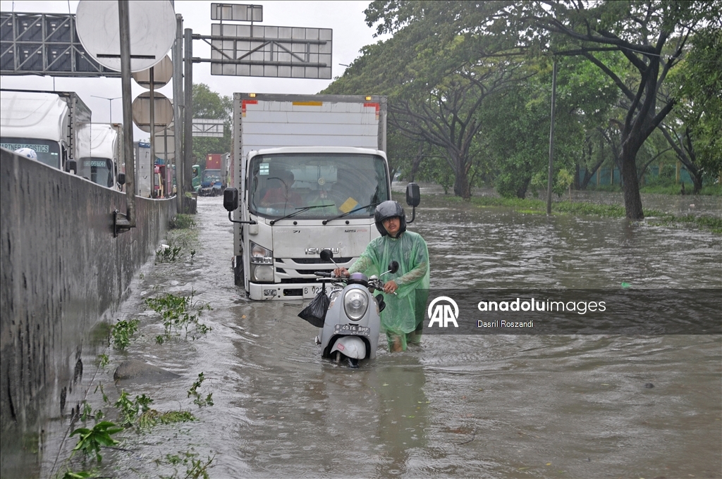 Из-за паводка в Джакарте затоплен ряд дорог