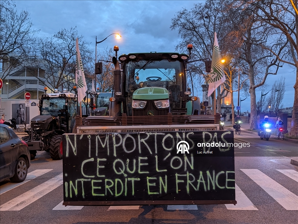 Фермеры на сотнях тракторов въехали в Париж