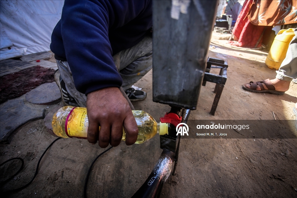 Житель сектора Газа изготавливает печи и плиты из собранного на руинах металла