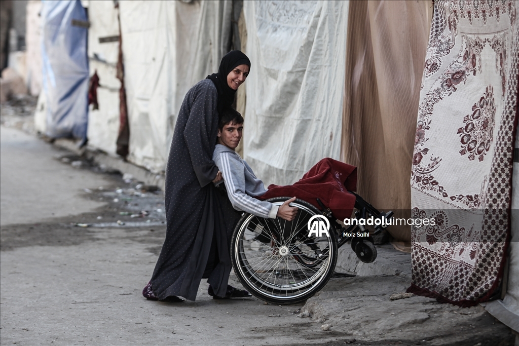 غزة.. لغم إسرائيلي أفقد الشاب داود ساقيه وسلبه أحلامه 