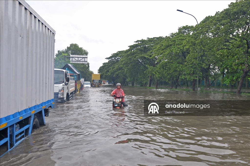 Из-за паводка в Джакарте затоплен ряд дорог