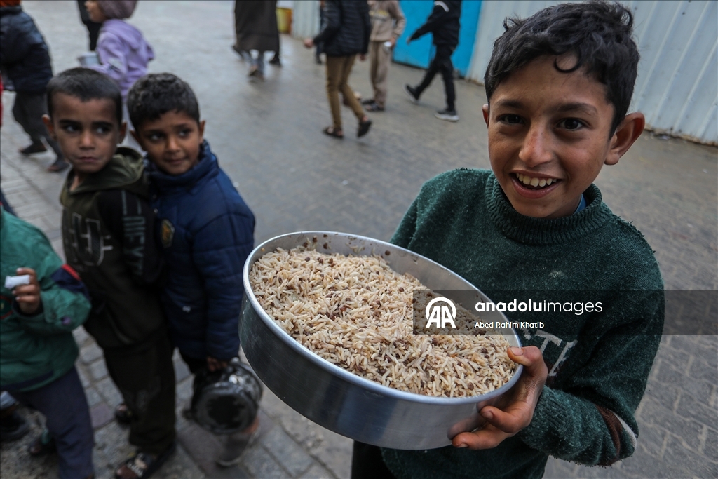 Gazze'de yerinden edilmiş Filistinlilere sıcak yemek dağıtımı yapıldı