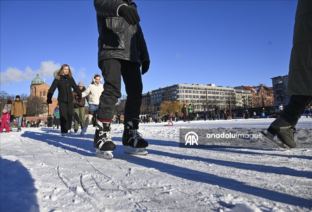 Берлинцы катаются на коньках по бассейну