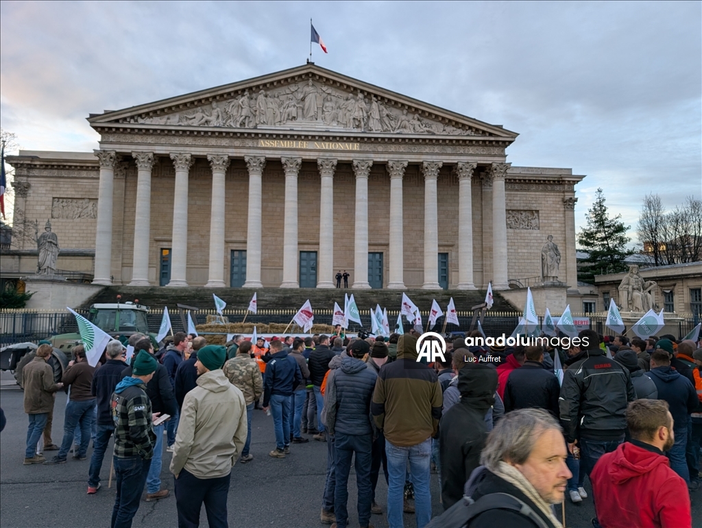Фермеры на сотнях тракторов въехали в Париж