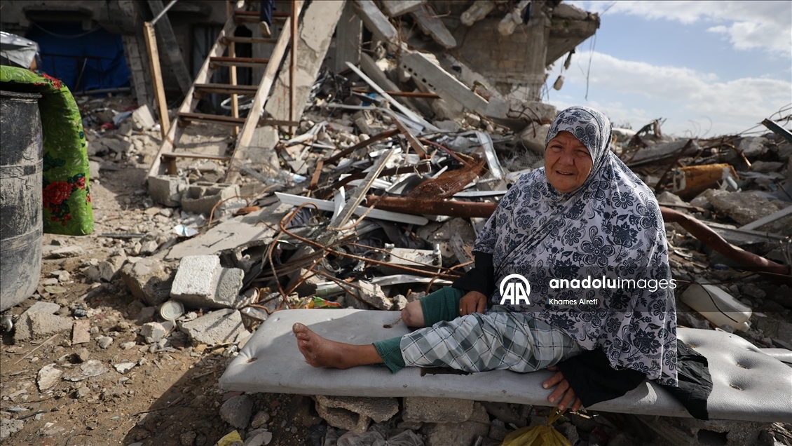 İsrail saldırılarında bir bacağını kaybeden Filistinli Nebile, tedavi olmayı bekliyor