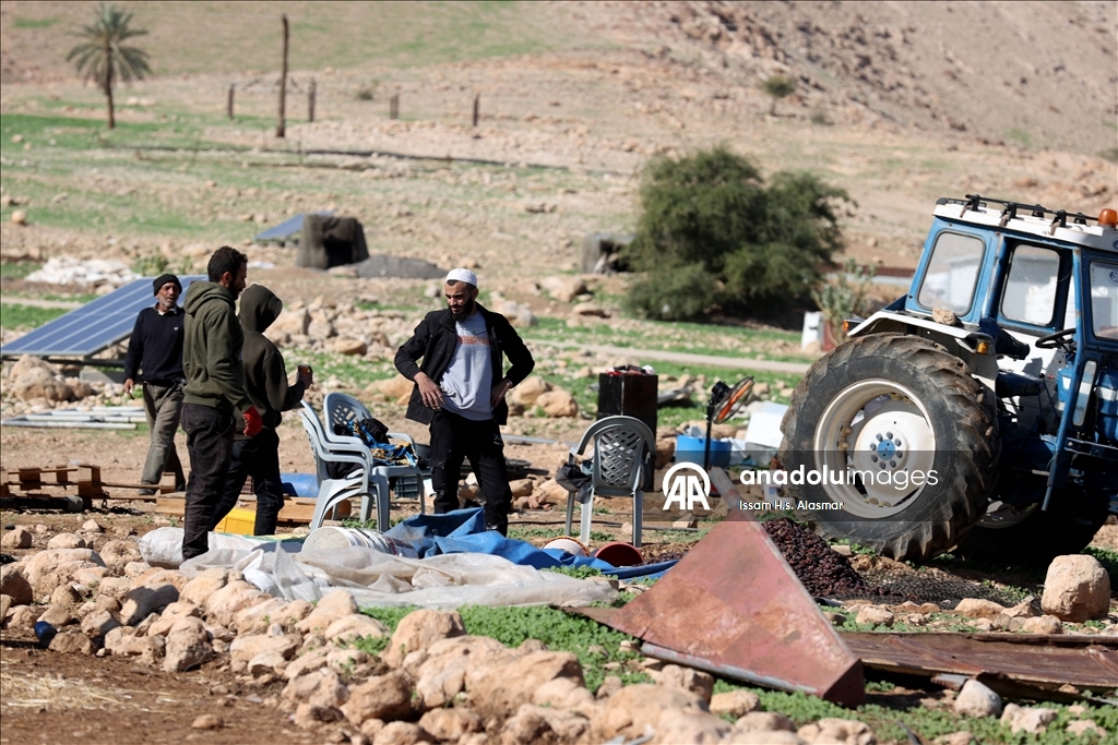 اعتداءات المستوطنين تهجر فلسطينيي "شلال العوجا" شرقي الضفة 