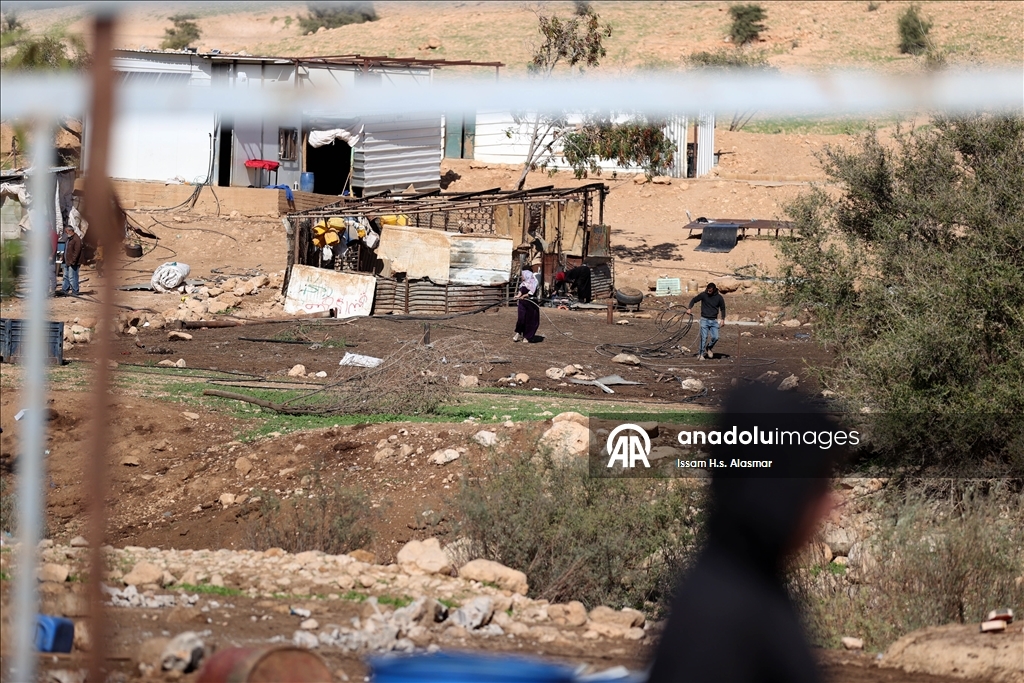 اعتداءات المستوطنين تهجر فلسطينيي "شلال العوجا" شرقي الضفة 