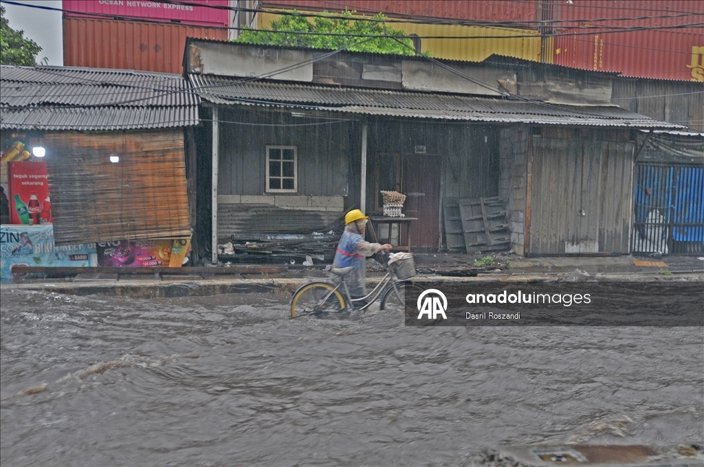 Из-за паводка в Джакарте затоплен ряд дорог