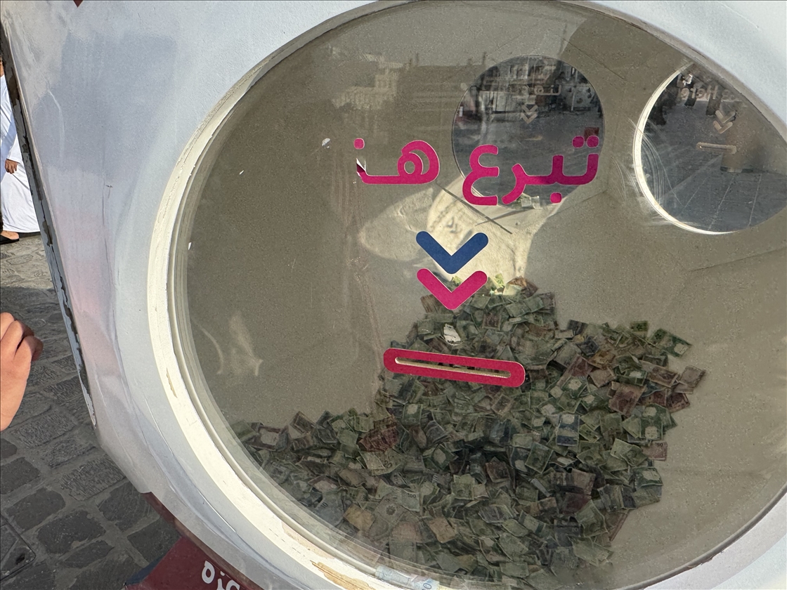 Kuti gjigante bamirësie në formë topi futbolli në Doha për Gazën