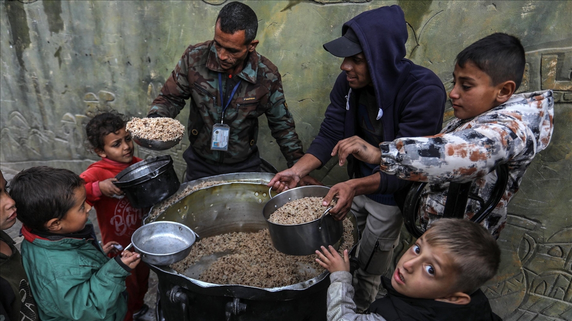 Gazze'de yerinden edilmiş Filistinlilere sıcak yemek dağıtımı yapıldı