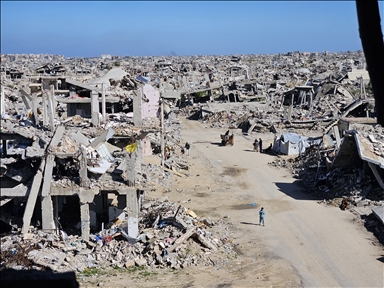 Жители Газы ютятся среди руин разрушенных зданий