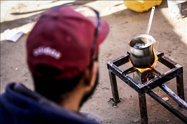 Житель сектора Газа изготавливает печи и плиты из собранного на руинах металла