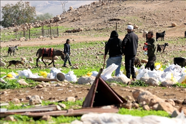 اعتداءات المستوطنين تهجر فلسطينيي "شلال العوجا" شرقي الضفة