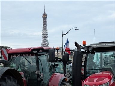 Фермеры на сотнях тракторов въехали в Париж