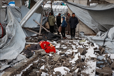 Gazze'de etkili olan şiddetli yağış ve fırtına Filistinlilerin çadırlarını yıktı