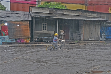 Из-за паводка в Джакарте затоплен ряд дорог