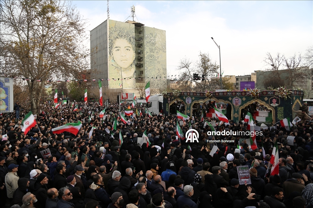 إيران.. تشييع 100 عنصر أمن في طهران قتلوا خلال الاحتجاجات