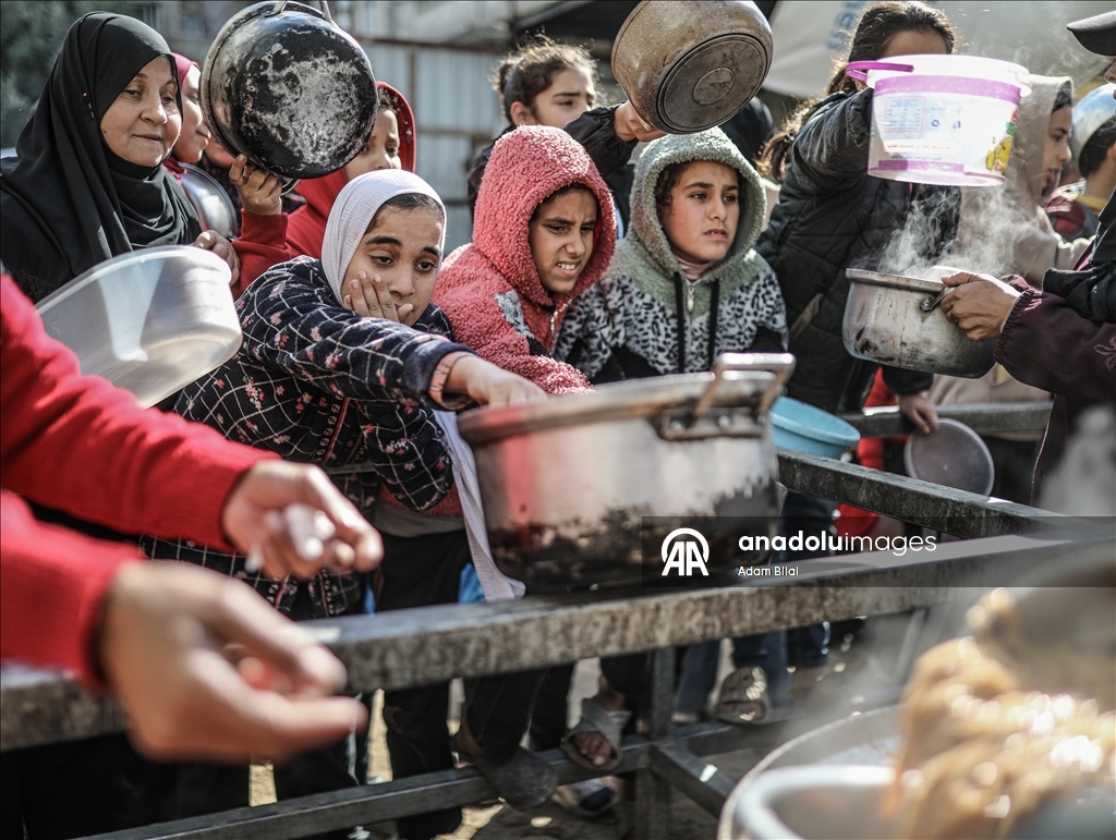 Gazze'de yerinden edilmiş Filistinlilere sıcak yemek dağıtımı yapıldı