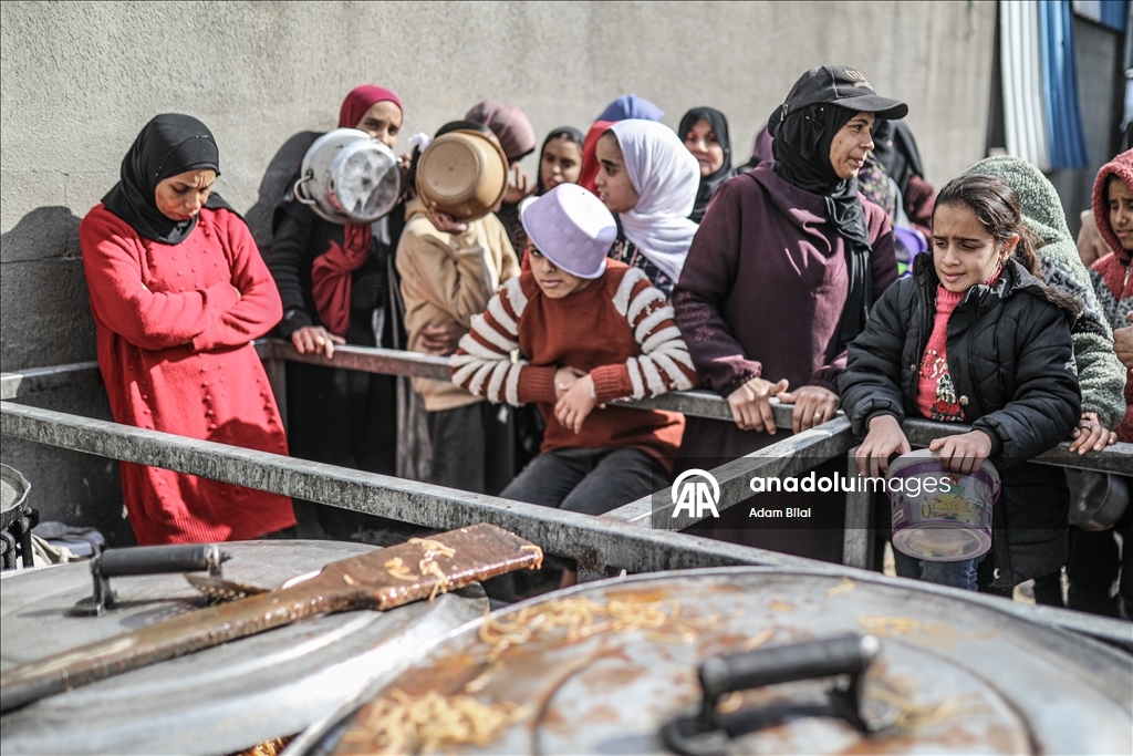 Gazze'de yerinden edilmiş Filistinlilere sıcak yemek dağıtımı yapıldı