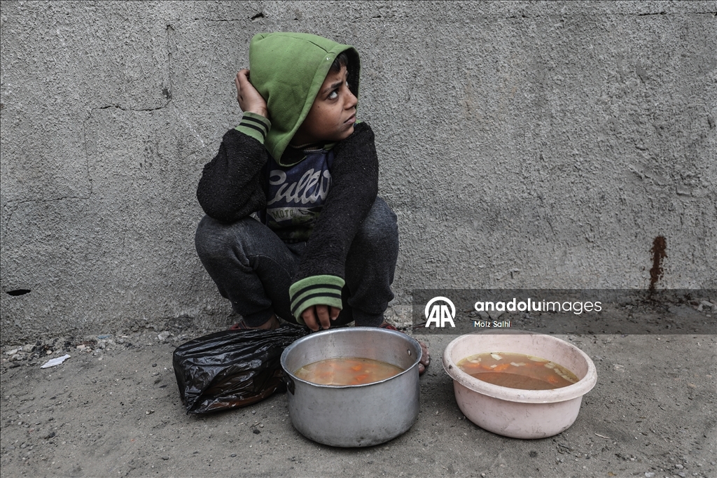 В Газе организована раздача горячей пищи для перемещенных лиц