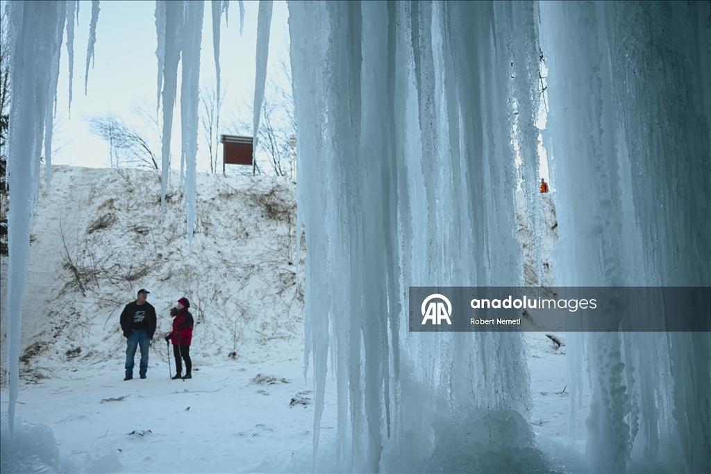 Slovakya’nın Siklava Skala bölgesindeki buz şelalesi ziyaretçilerin ilgisini çekiyor