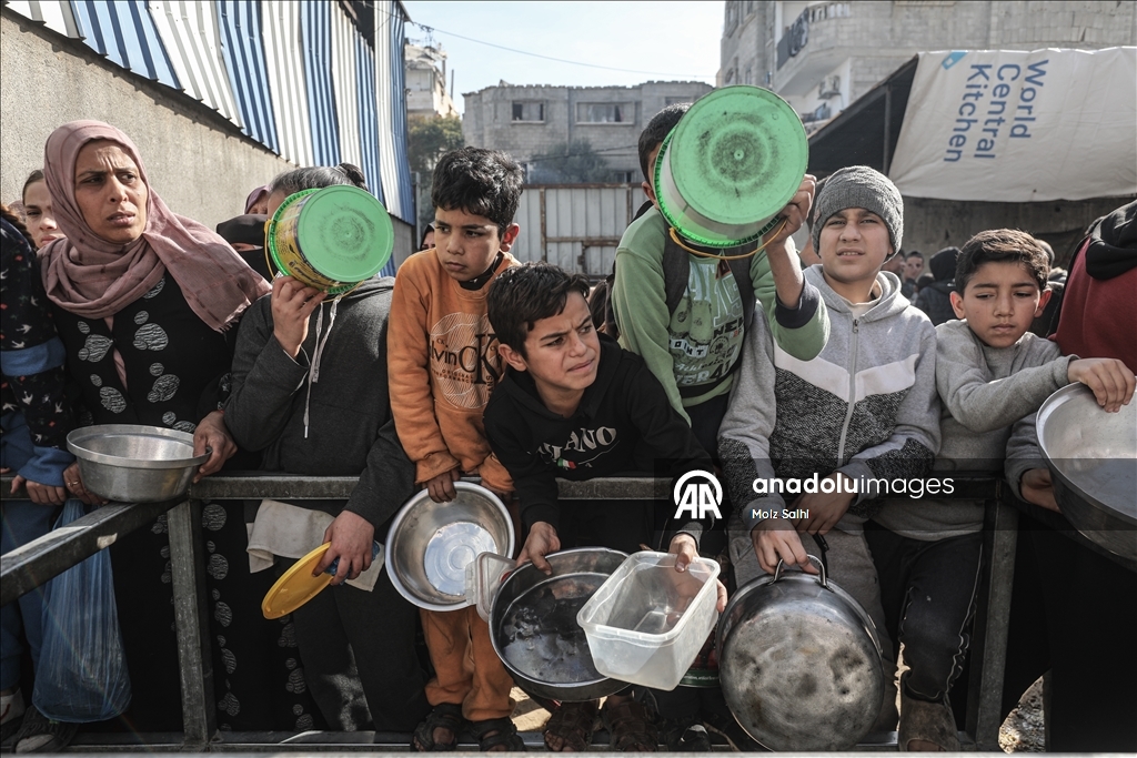 В Газе организована раздача горячей пищи для перемещенных лиц