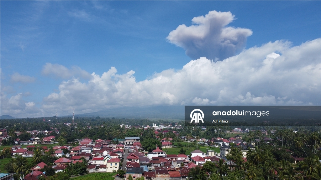 Вулкан Мерапи в Индонезии вновь выбросил пепел