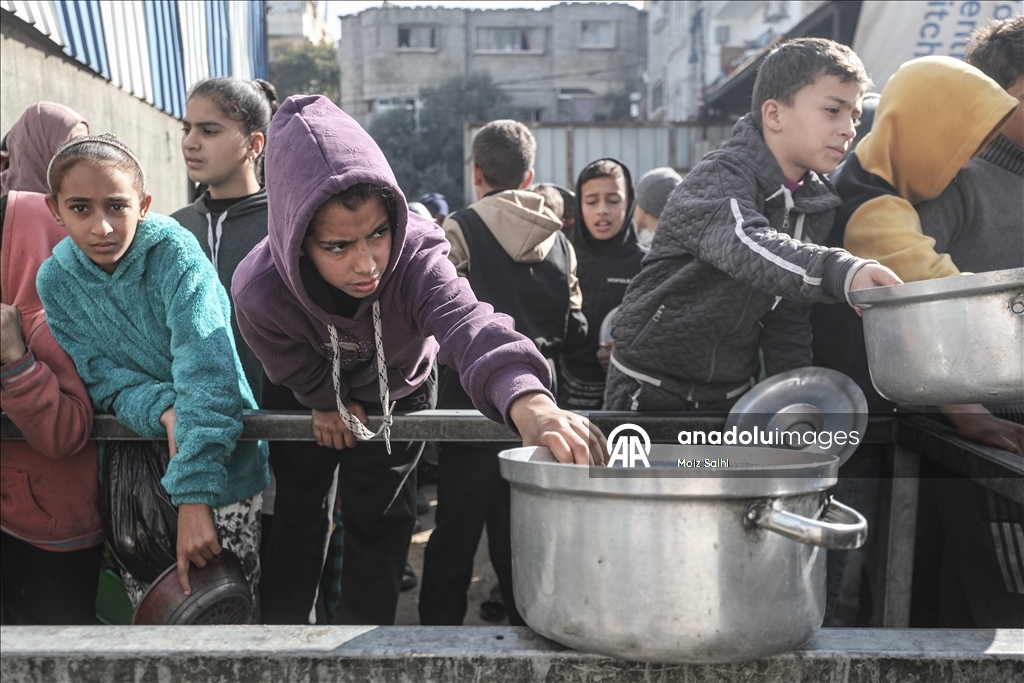 В Газе организована раздача горячей пищи для перемещенных лиц