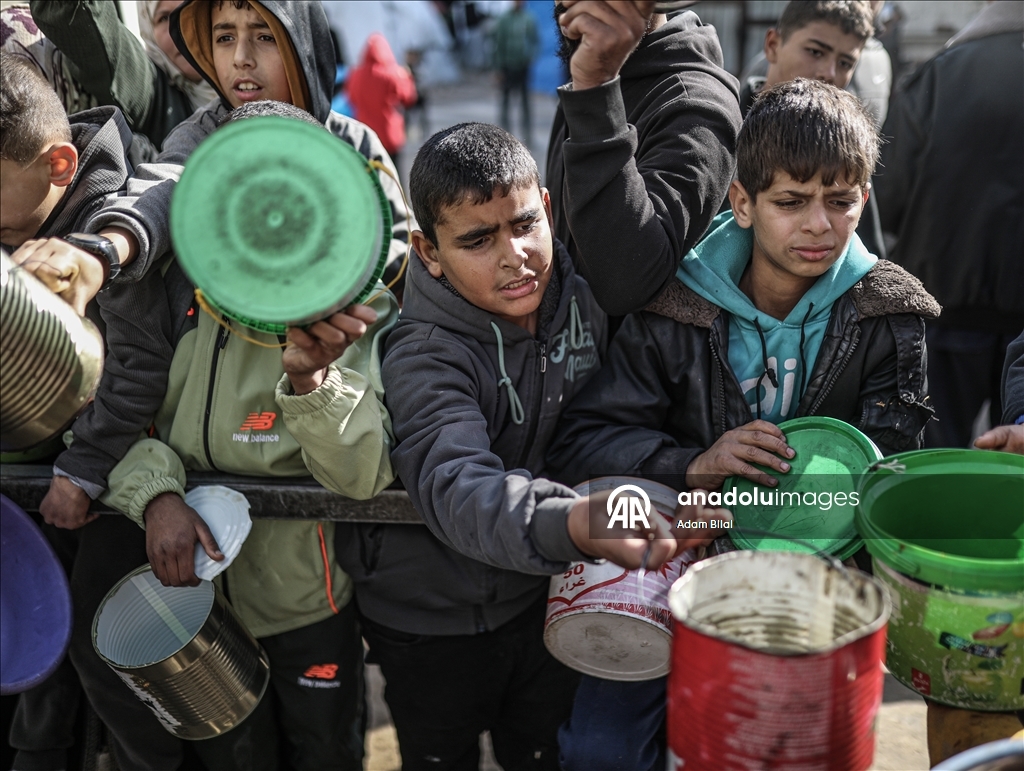 Gazze'de yerinden edilmiş Filistinlilere sıcak yemek dağıtımı yapıldı