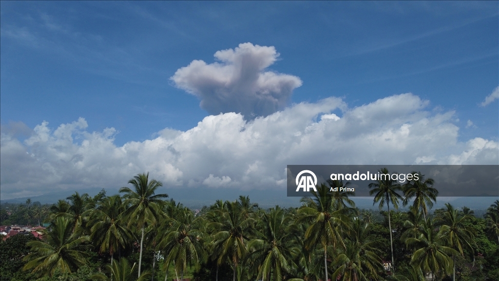 Вулкан Мерапи в Индонезии вновь выбросил пепел