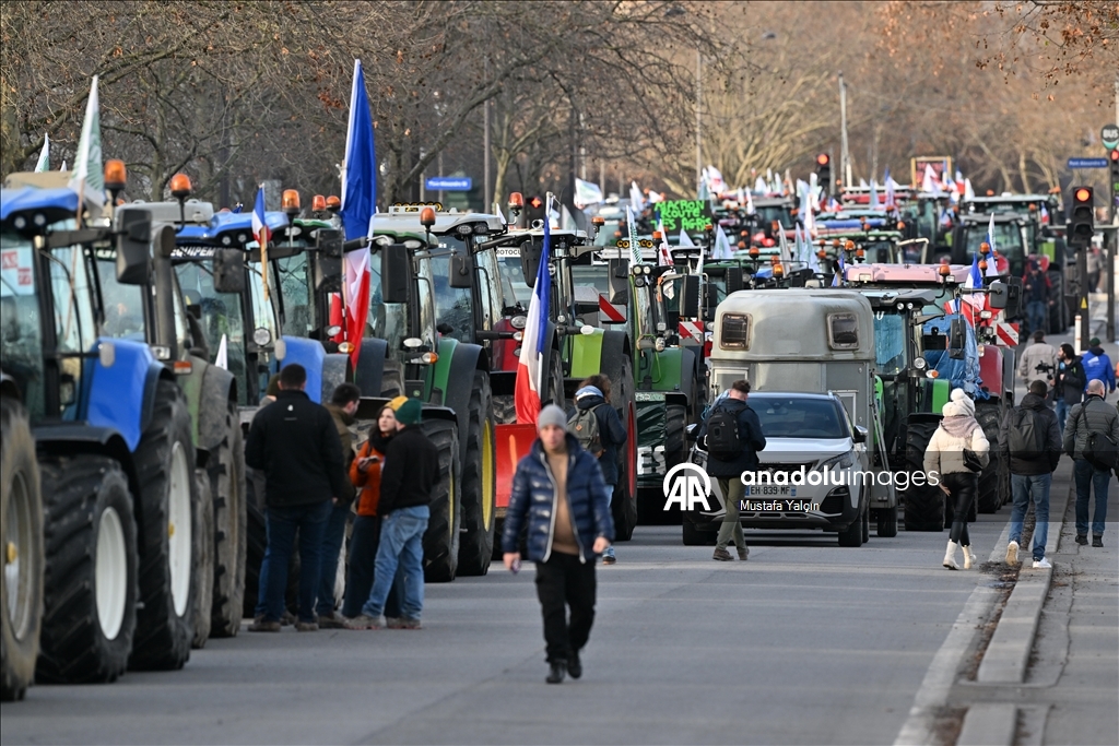 Французские фермеры вновь вышли на улицы Парижа на тракторах