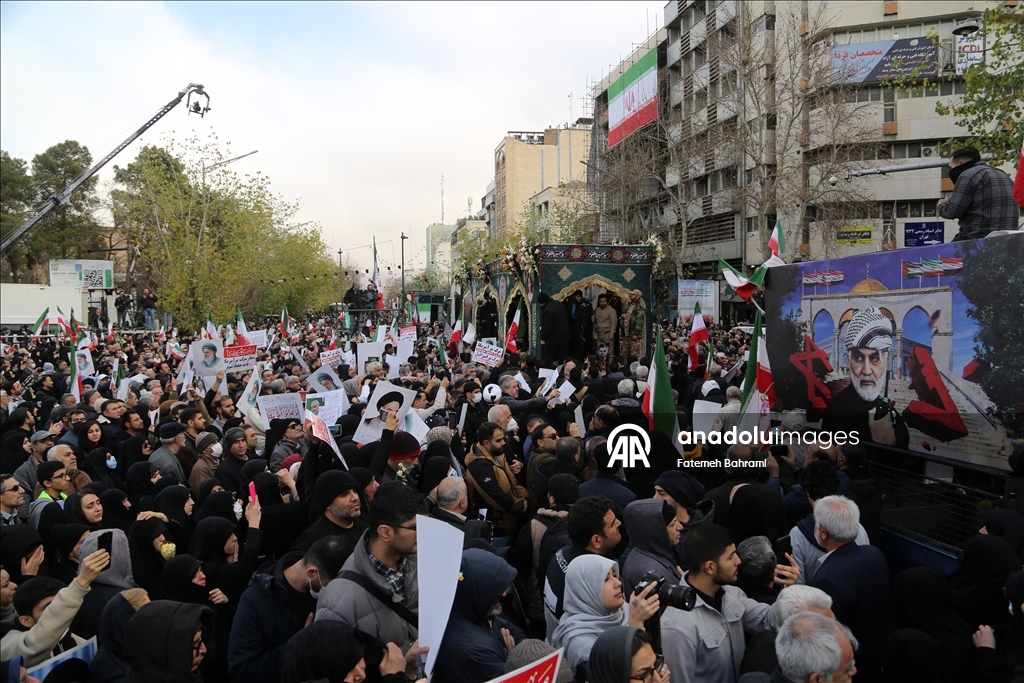 إيران.. تشييع 100 عنصر أمن في طهران قتلوا خلال الاحتجاجات
