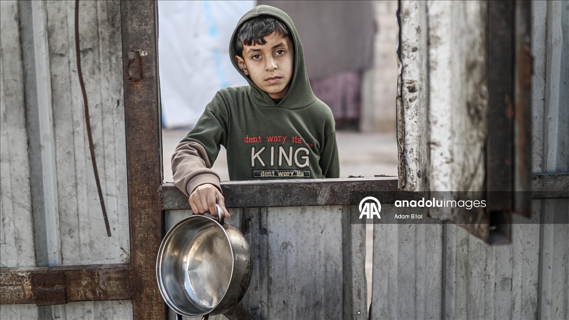 Gazze'de yerinden edilmiş Filistinlilere sıcak yemek dağıtımı yapıldı