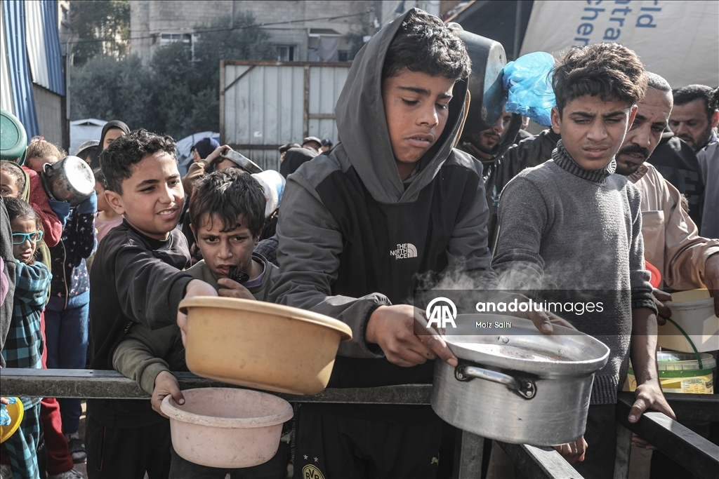 В Газе организована раздача горячей пищи для перемещенных лиц