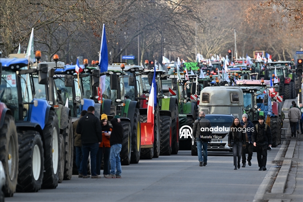 Французские фермеры вновь вышли на улицы Парижа на тракторах
