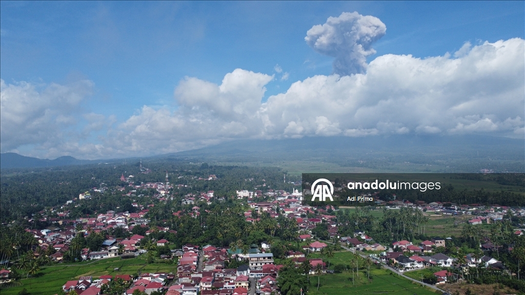 Вулкан Мерапи в Индонезии вновь выбросил пепел