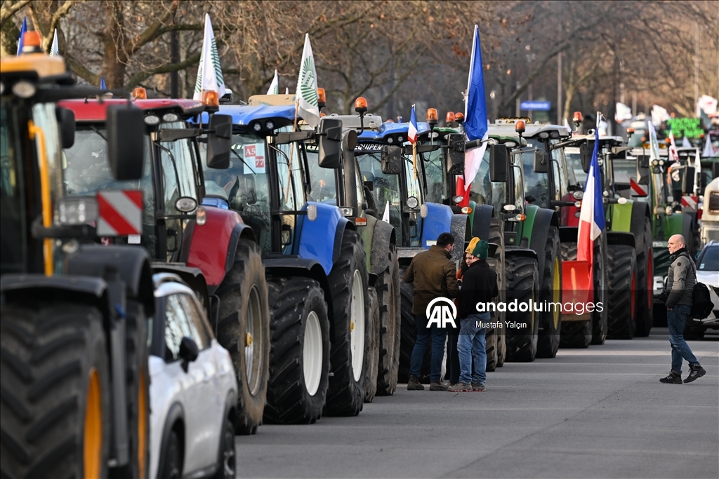 Французские фермеры вновь вышли на улицы Парижа на тракторах