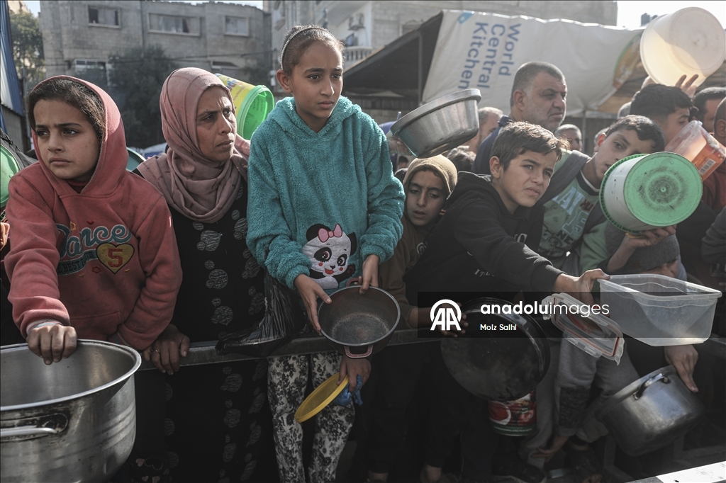 В Газе организована раздача горячей пищи для перемещенных лиц
