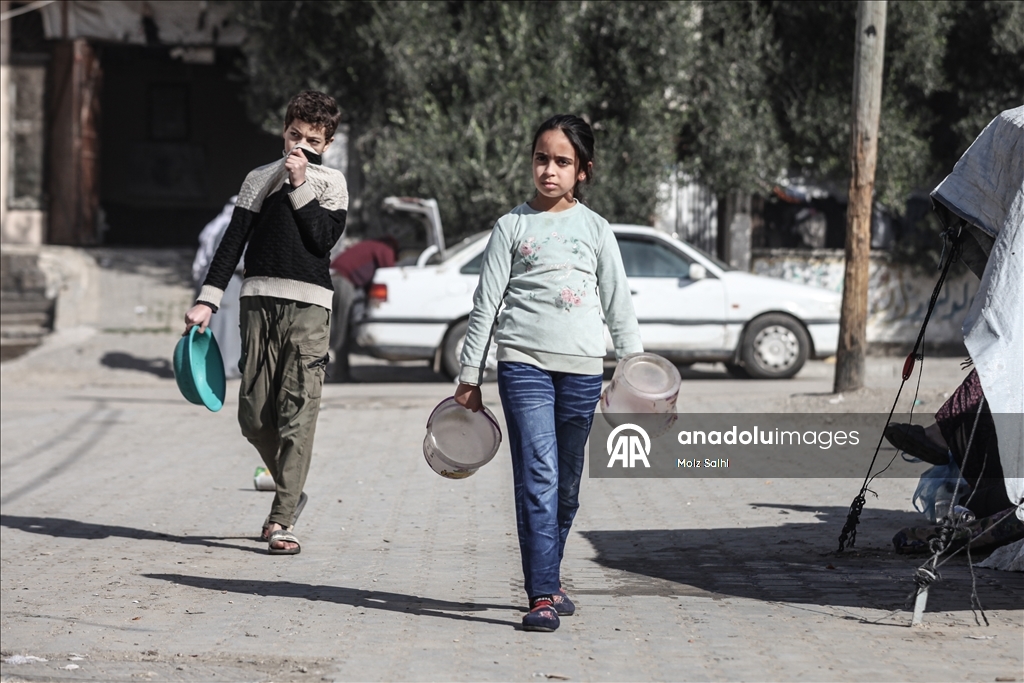 В Газе организована раздача горячей пищи для перемещенных лиц