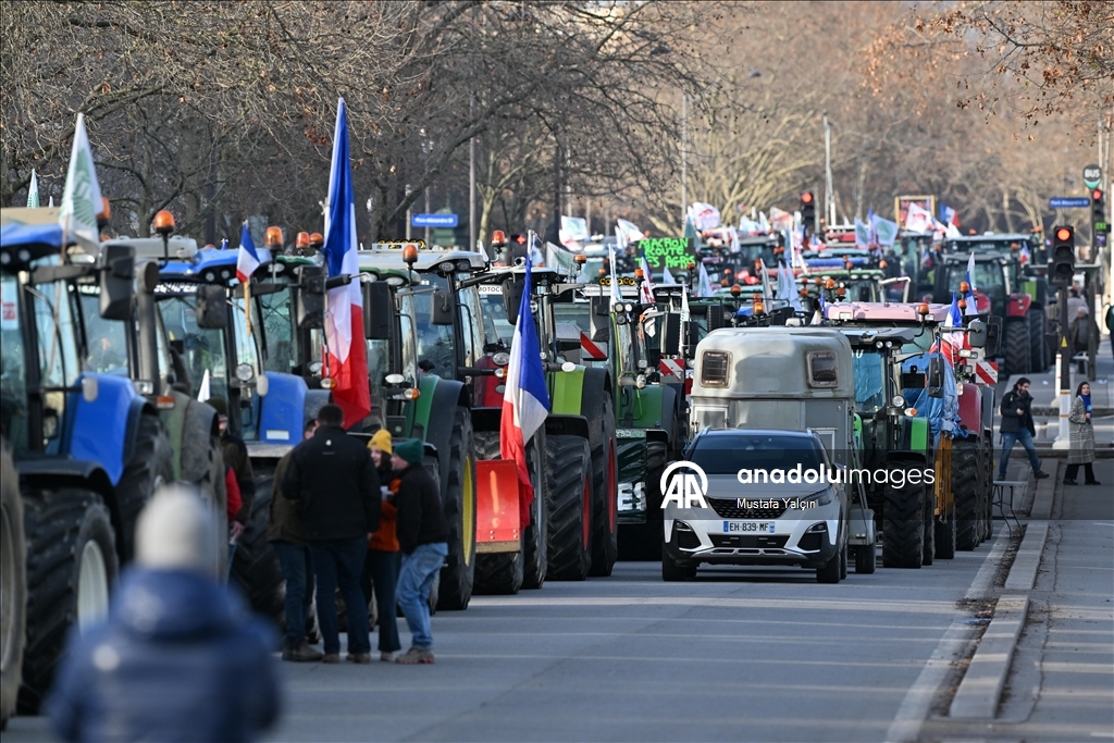Французские фермеры вновь вышли на улицы Парижа на тракторах