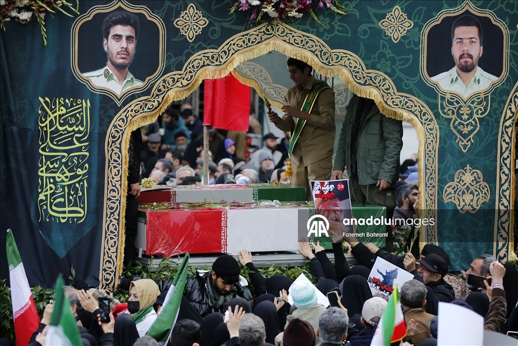 إيران.. تشييع 100 عنصر أمن في طهران قتلوا خلال الاحتجاجات