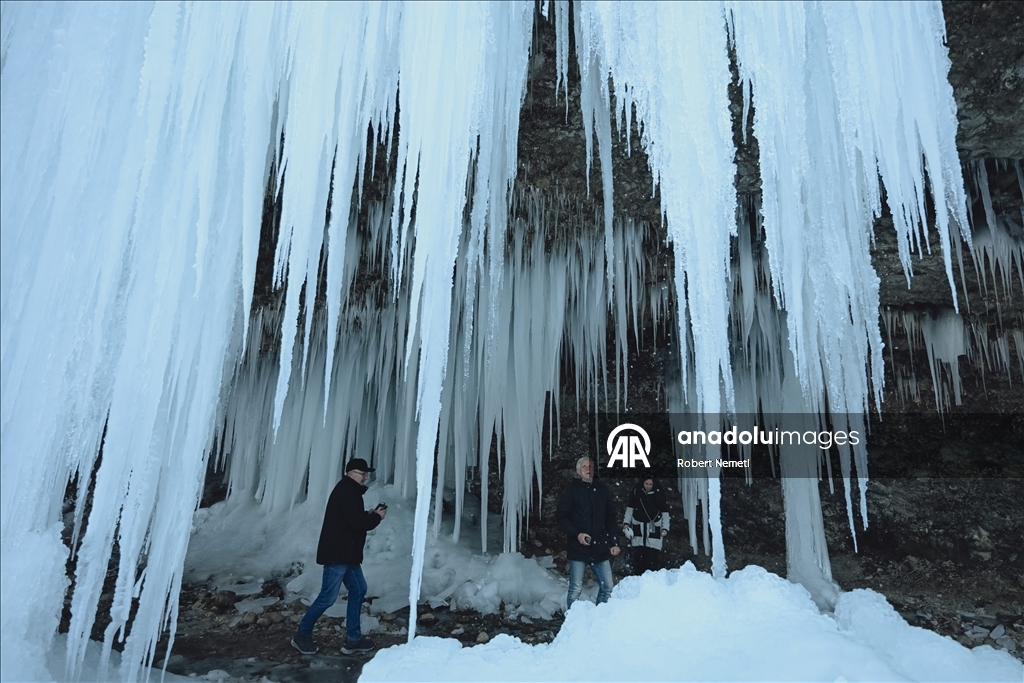 Slovakya’nın Siklava Skala bölgesindeki buz şelalesi ziyaretçilerin ilgisini çekiyor