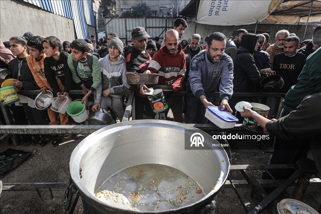 В Газе организована раздача горячей пищи для перемещенных лиц