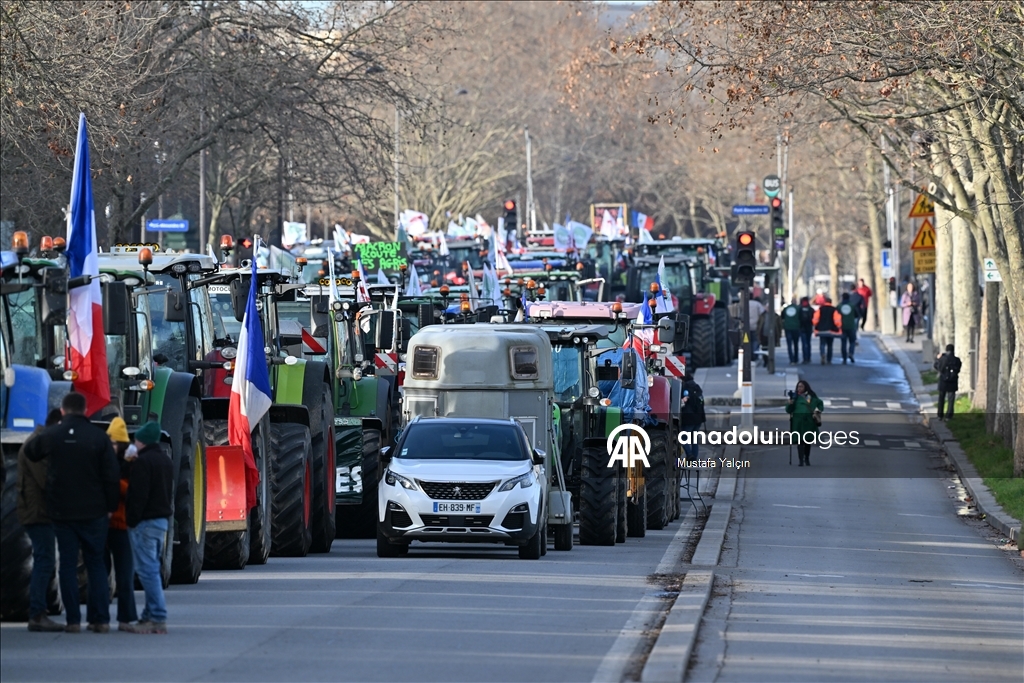 Французские фермеры вновь вышли на улицы Парижа на тракторах