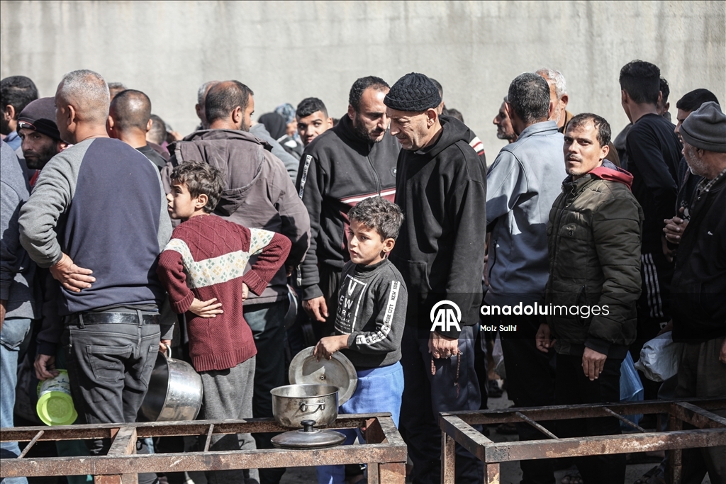 В Газе организована раздача горячей пищи для перемещенных лиц