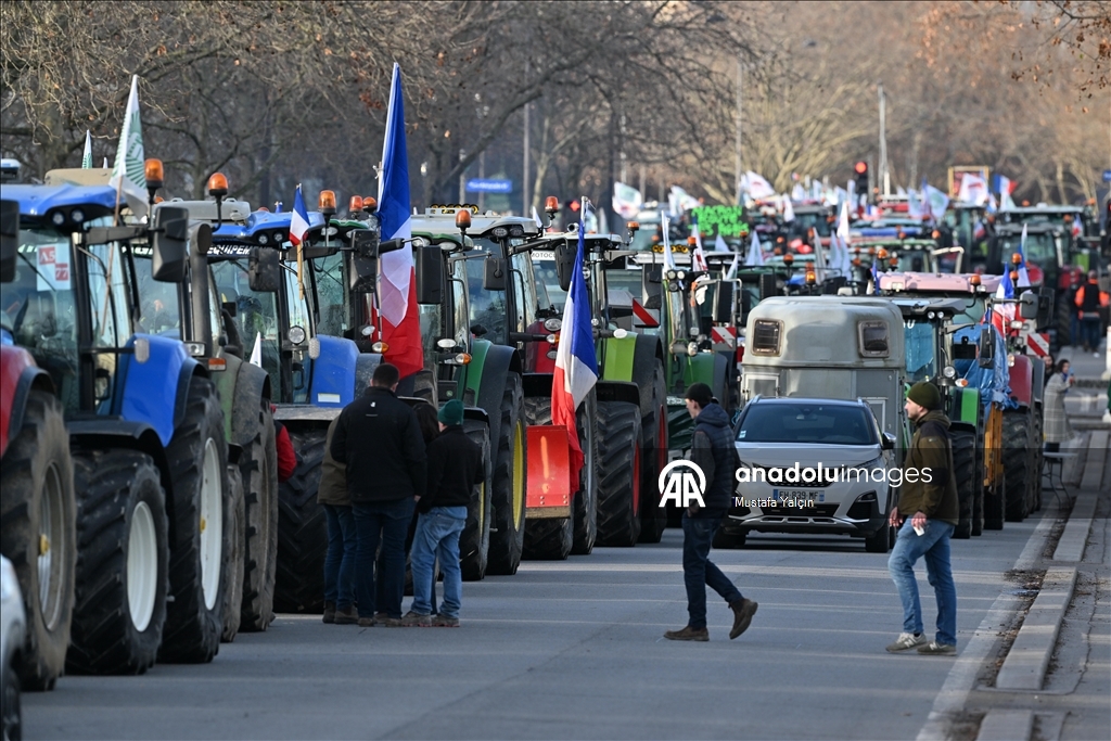 Французские фермеры вновь вышли на улицы Парижа на тракторах