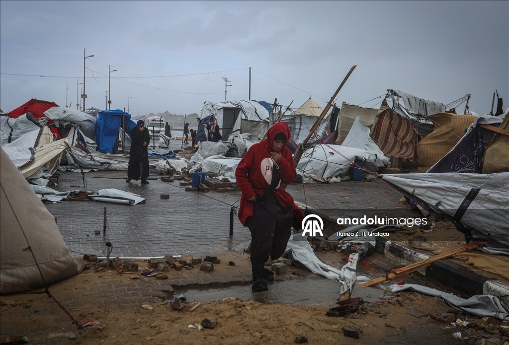 Непогода разрушила палатки палестинцев в Газе